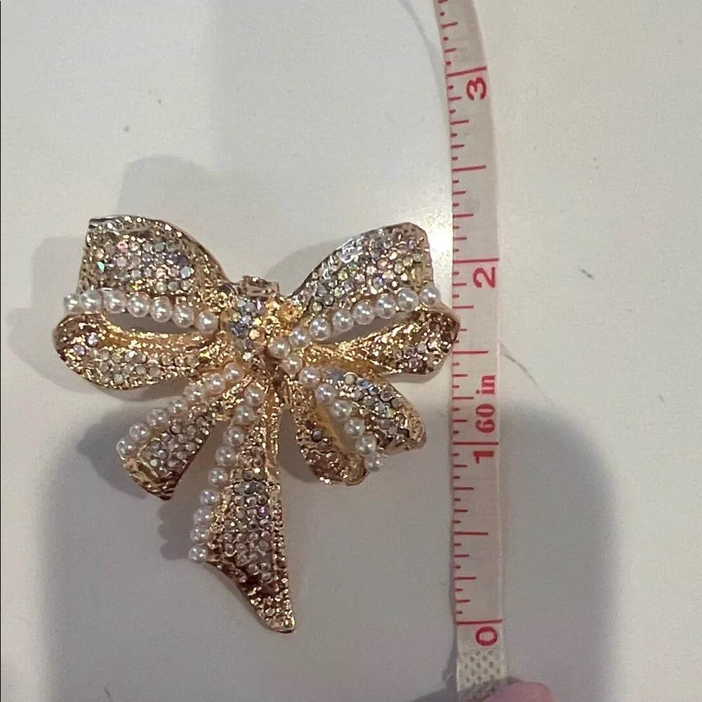 Elegant Gold and Pearl Bow Brooch